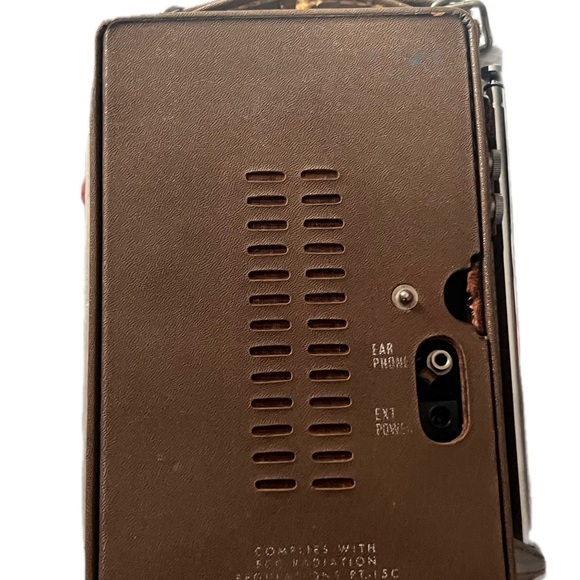 General Electric P975F AM/FM Transistor Radio with AC Adaptor Collectible - Picture 4 of 8
